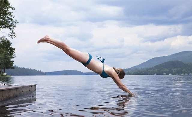 Úszással fogyni? Valóban beindulhat a zsírégetés a medencében? - Royal Medence