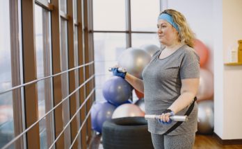 túlsúlyos nő edz