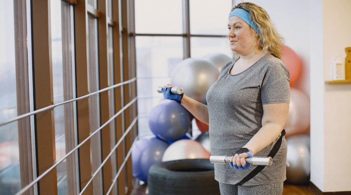 túlsúlyos nő edz